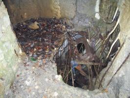 Ligne Maginot - DRACHENBRONN NORD OUEST - (Casemate d'infanterie) - Le plancher effondré de la caponnière, on distingue le support du plancher mobile de la cloche GFM