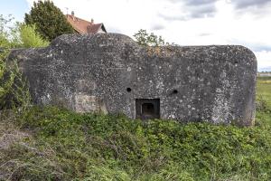 Ligne Maginot - ALGOLSHEIM - ABBATUCCI - (Blockhaus pour arme infanterie) - Façade arrière avec créneau de défense rapprochée
A gauche, l'entrée du blockhaus sur laquelle est implantée la tourelle de char Renault FT 
