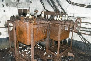 Ligne Maginot - METRICH - A17 - (Ouvrage d'artillerie) - Disjoncteurs HT stockés devant le blockhaus de défense à l'entrée des munitions