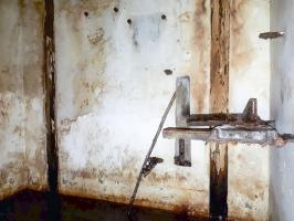 Ligne Maginot - H5 - (Chambre de coupure) - Traces d'équipements et tablette rabattable