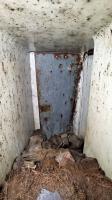 Ligne Maginot - H6 - (Chambre de coupure) - Le couloir d'accès à la chambre lui aussi partiellement remblayé avec la porte au fond  