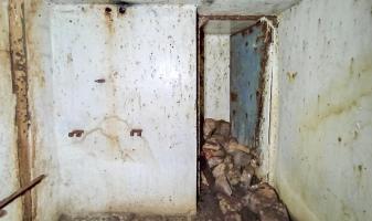 Ligne Maginot - H6 - (Chambre de coupure) - L'intérieur de la chambre: l'entrée à droite, à gauche les restes des charnières d'une tablette rabattable 
