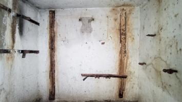 Ligne Maginot - H6 - (Chambre de coupure) - Intérieur de la chambre
Au mur, traces du boitier de protection pour les départs de lignes de campagne