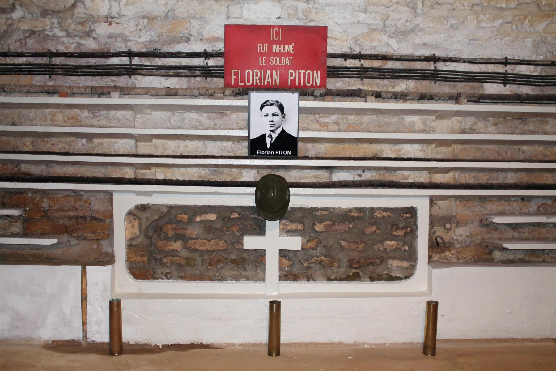 Ligne Maginot - FERMONT - A2 - (Ouvrage d'artillerie) - La tombe provisoire du soldat Piton dans la gare D
Le soldat Florian Piton fut exhumé en 1946 et rendu à sa famille