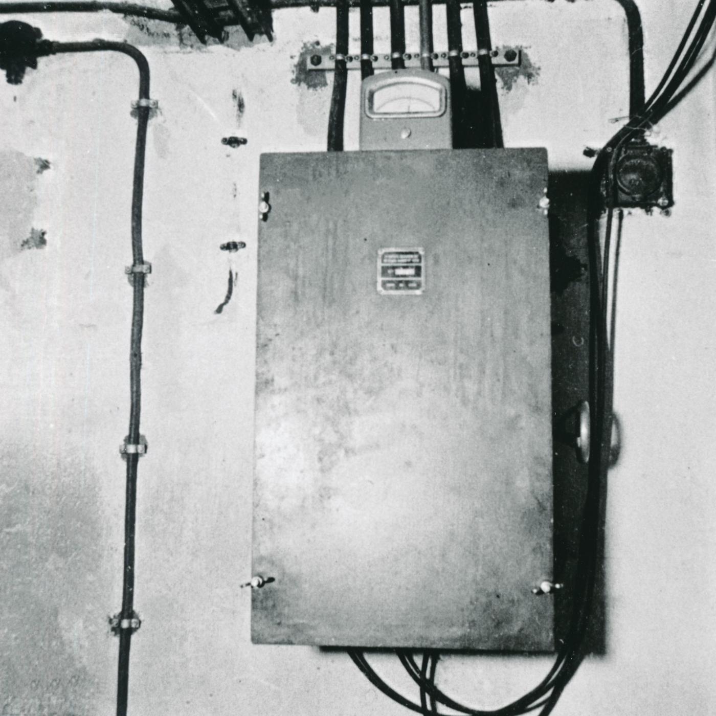 Ligne Maginot - FERME CHAPPY - A1 - (Ouvrage d'infanterie) - Cloche GFM. 
Le boitier d'alimentation du projecteur du projecteur extérieur Eve et Noizet