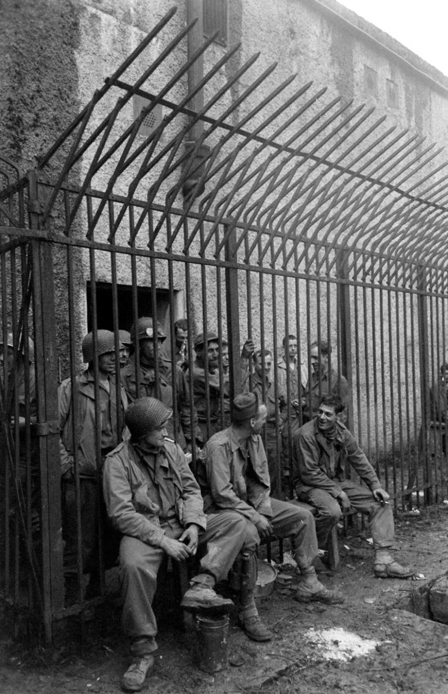 Ligne Maginot - GUENTRANGE (FESTE DE) - (Ouvrage d'artillerie) - Les troupes américaines utilisent l'ouvrage 
Caserne centrale ? - Ralph Morse 