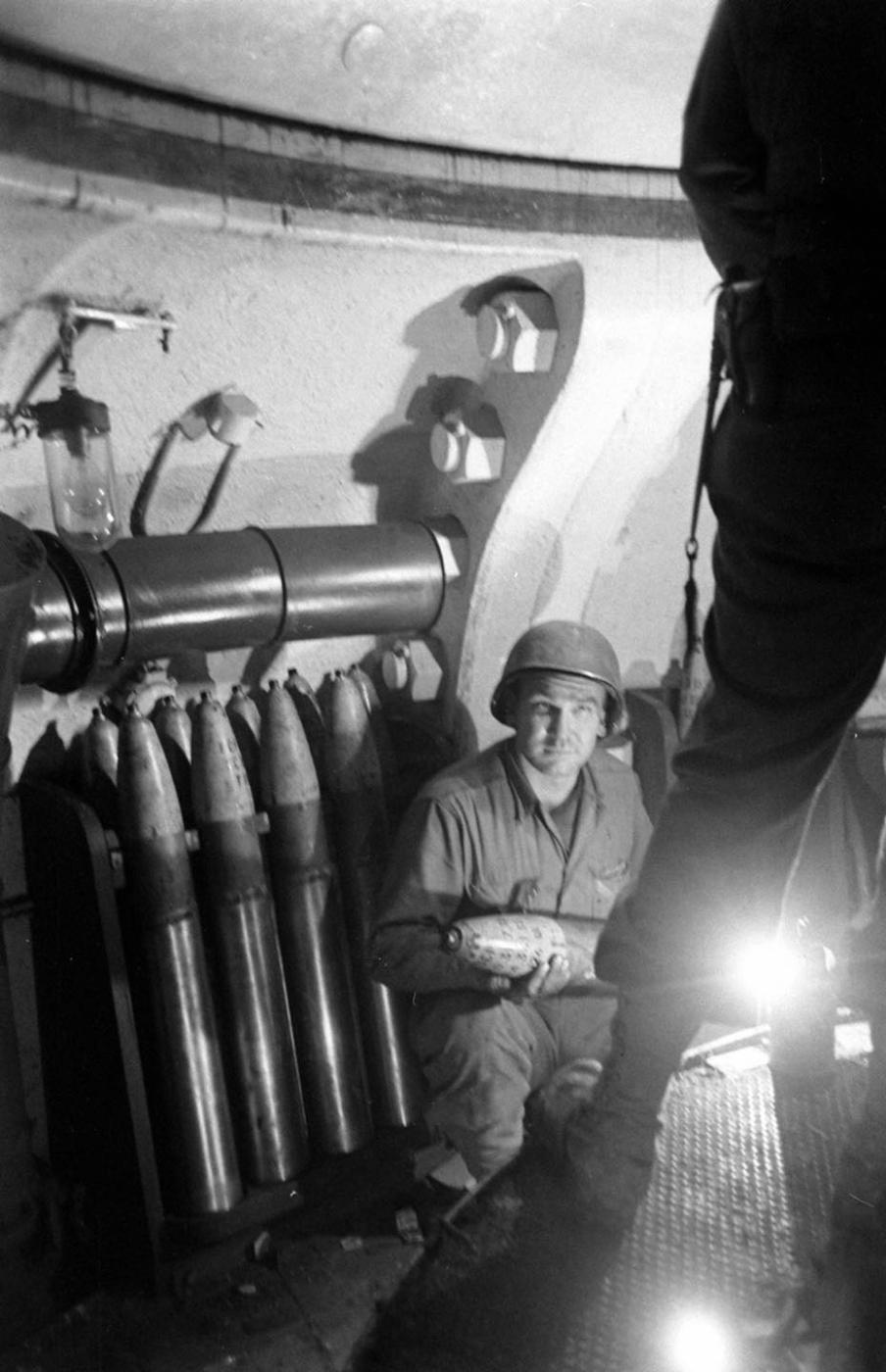 Ligne Maginot - GUENTRANGE (FESTE DE) - (Ouvrage d'artillerie) - Les troupes américaines utilisent l'ouvrage 
Tourelle de 105 mm de l'une des batteries
 - Ralph Morse 