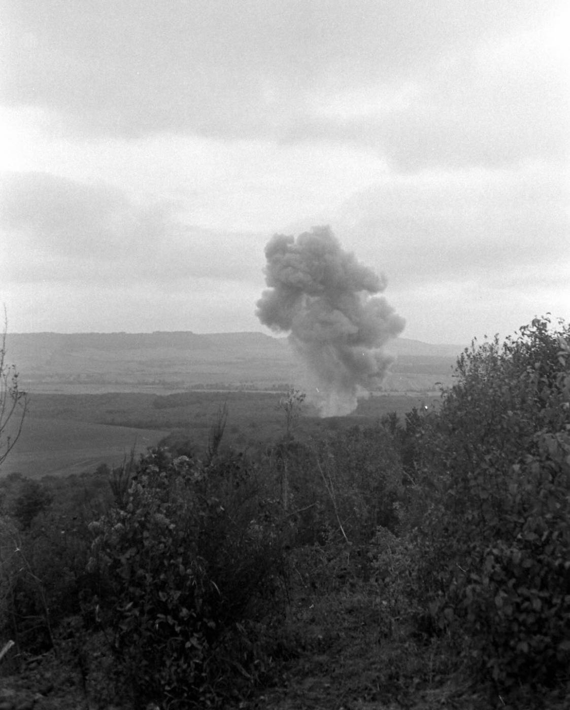 Ligne Maginot - GUENTRANGE (FESTE DE) - (Ouvrage d'artillerie) - Les troupes américaines utilisent l'ouvrage 
Résultat du tir d'une des pièces de 105 mm de l'ouvrage
 - Ralph Morse 