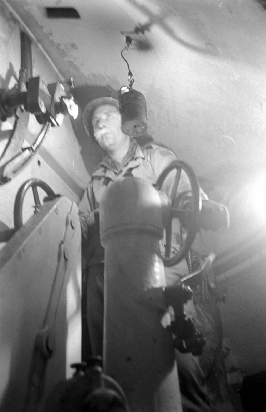 Ligne Maginot - GUENTRANGE (FESTE DE) - (Ouvrage d'artillerie) - Les troupes américaines utilisent l'ouvrage
Poste de pointage de l'une des pièces de 105 mm sous tourelle de l'ouvrage - Ralph Morse 