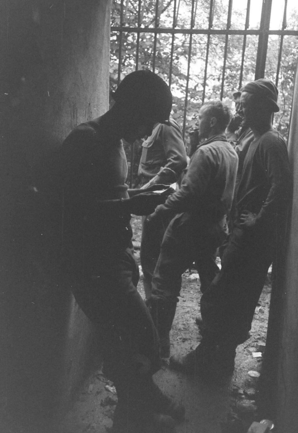 Ligne Maginot - GUENTRANGE (FESTE DE) - (Ouvrage d'artillerie) - Les troupes américaines utilisent l'ouvrage
Entrée de la caserne centrale (?) - Ralph Morse 