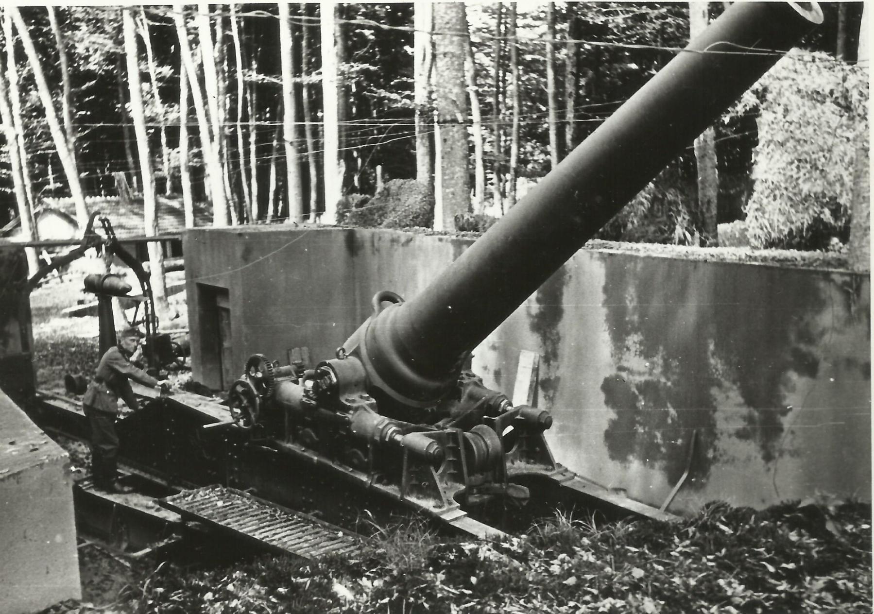 Ligne Maginot - STRENGWALD (BATTERIE DU) - (Position d'artillerie préparée) - L'une des pièces de 240mm modèle 1884 / 17 en 1940
Photo allemande
