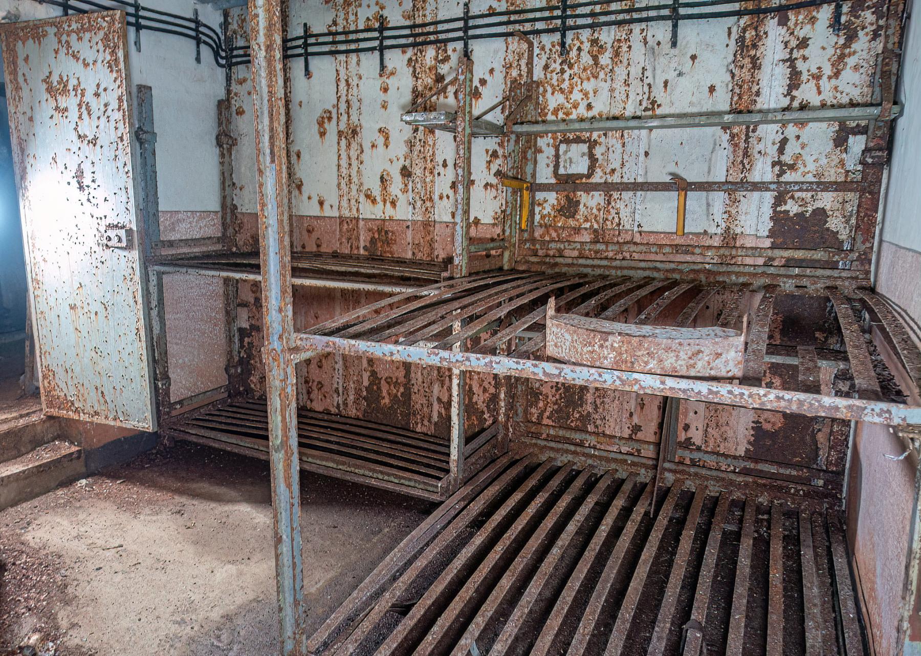 Ligne Maginot - DENTING - A28 - (Ouvrage d'infanterie) - Bloc 3
Chambrée entre la cloche GFM et la tourelle de mitrailleuses. - David Palmer