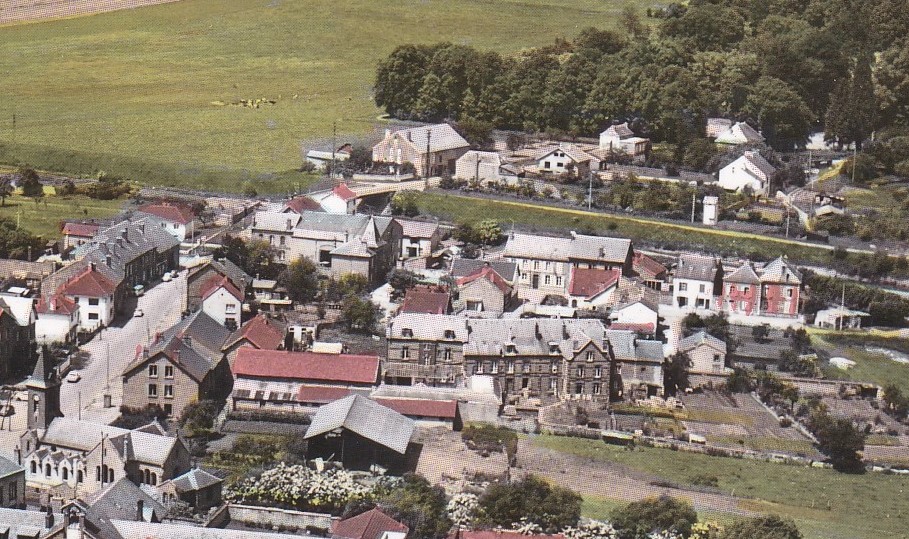 Ligne Maginot - 305 - GLAIRE EST - (Blockhaus pour arme infanterie) - Carte postale agrandie de Glaire montrant l'église, le pont sur le canal et le bloc 305 à droite de l'image. - Inconnu