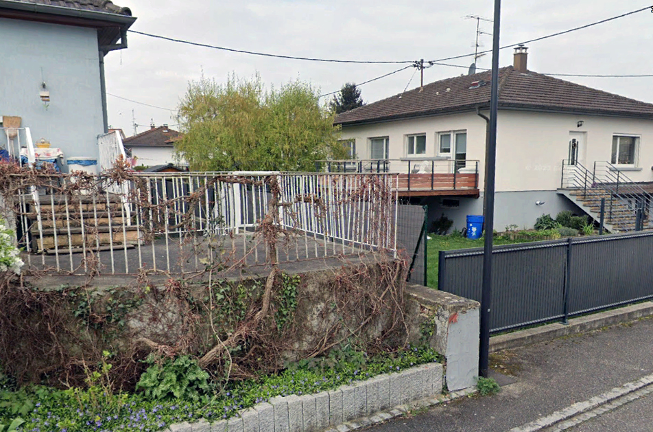 Ligne Maginot - B1677 - BARTENHEIM CENTRE - (Blockhaus pour arme infanterie) -  - google streetview
