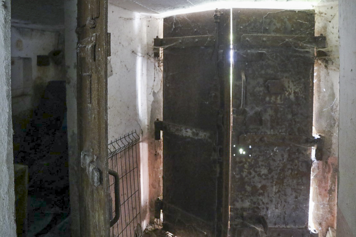 Ligne Maginot - BB37 - (Blockhaus pour canon) - Première porte, et à gauche vers la chambre FM - Alain Perouffe