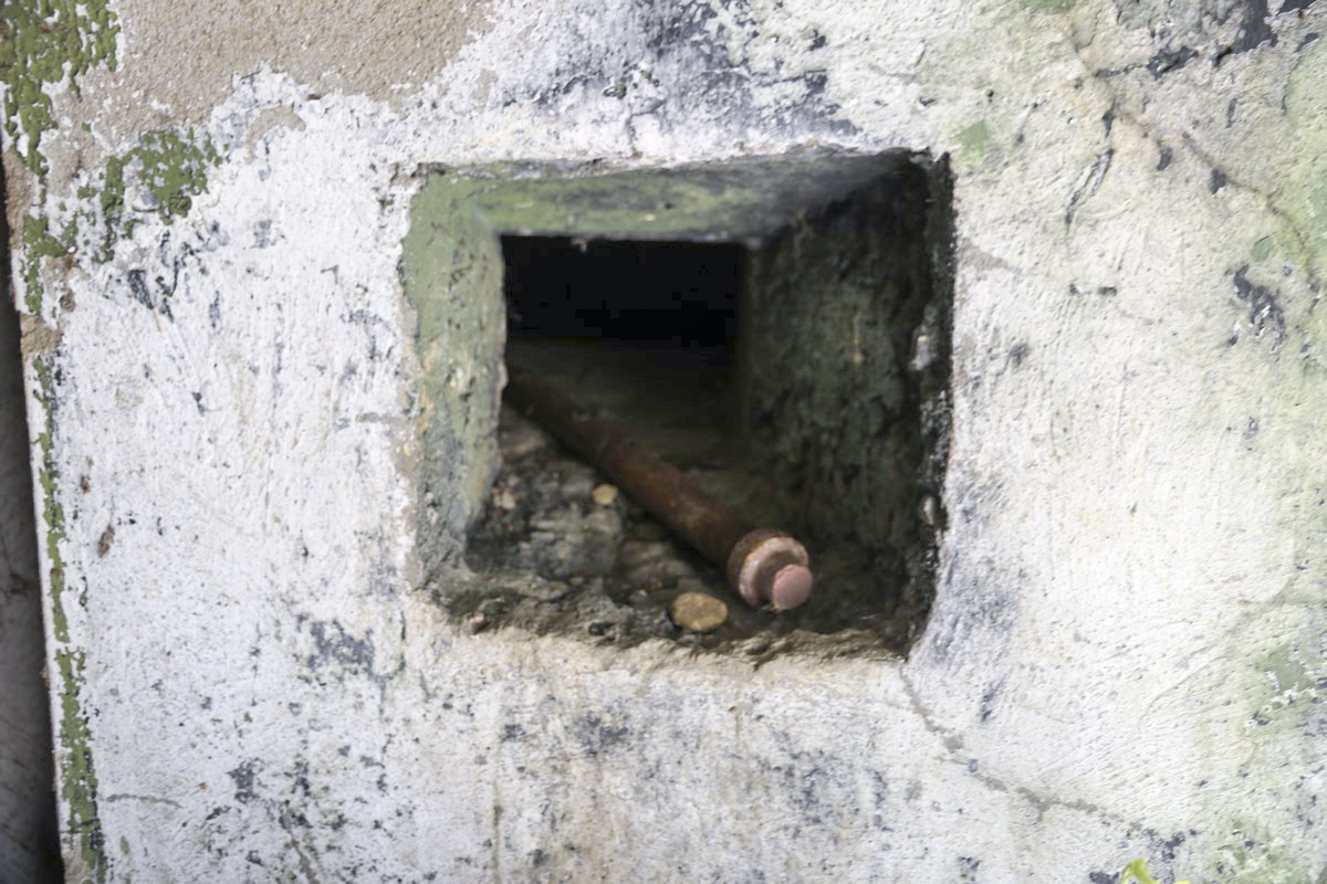 Ligne Maginot - BB37 - (Blockhaus pour canon) - Créneau de défense de l'entrée vue extérieure - Alain Perouffe