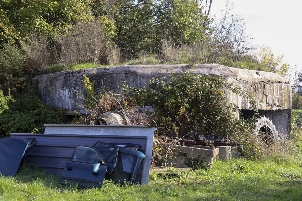 Ligne Maginot - BB36 - (Blockhaus pour canon) - Façade avec le flanquement principal à gauche, et flanquement secondaire et entrée à droite - Alain Perouffe