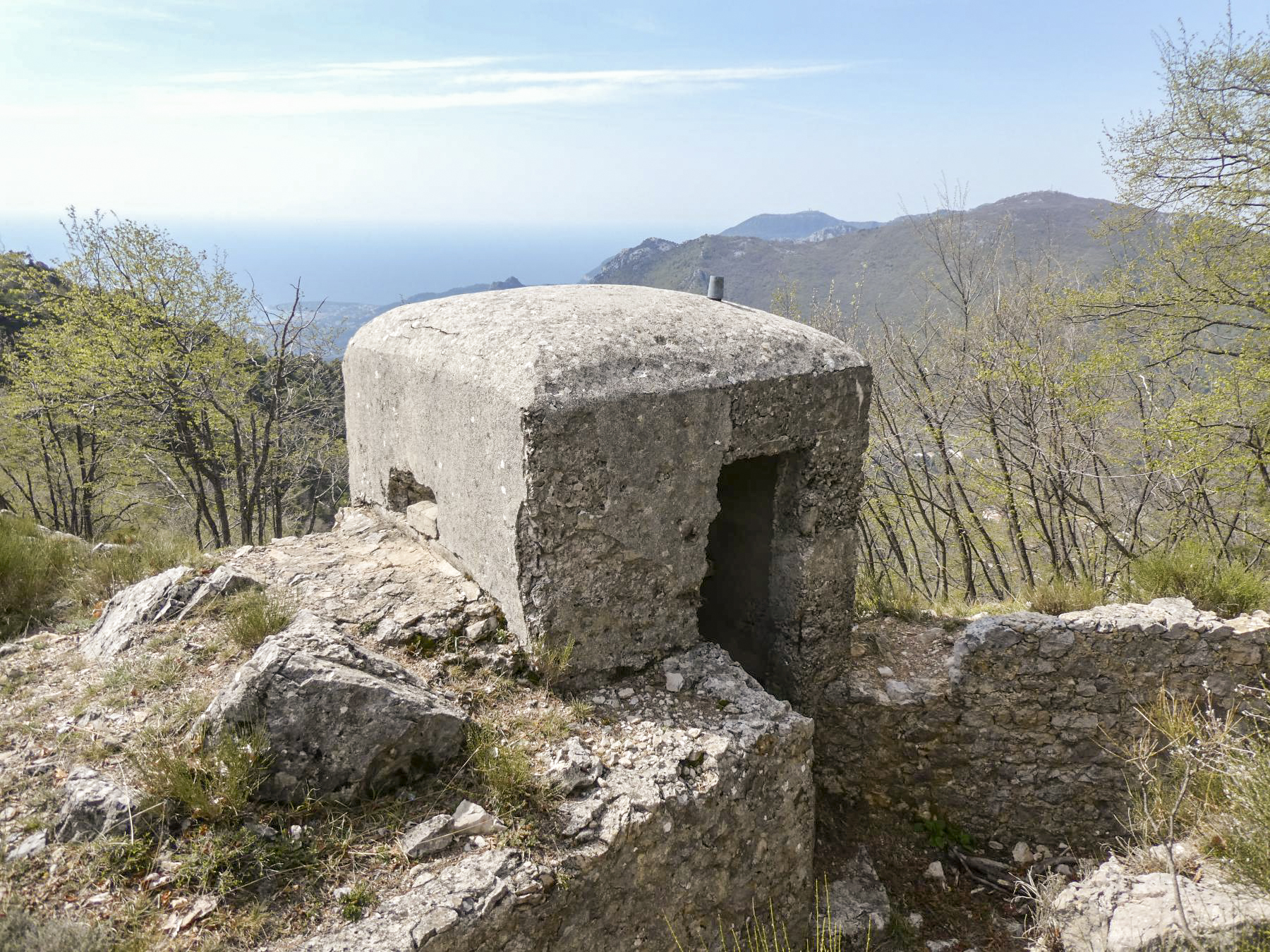 Ligne Maginot - BAISSE DE SCUVION 1 - (Blockhaus pour arme infanterie) - Vue vers la France
Sur la première crête: la position de résistance, au fond, le Mont Agel - ELLENA Daniel - CUNY Philippe