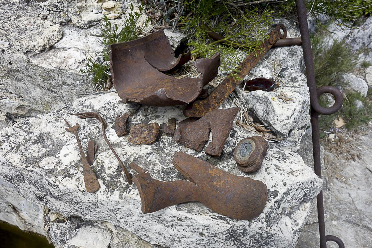 Ligne Maginot - BAISSE DE SCUVION - (Ouvrage d'infanterie) - Vestiges près de la cuisine : éclats d'obus, couverts ...