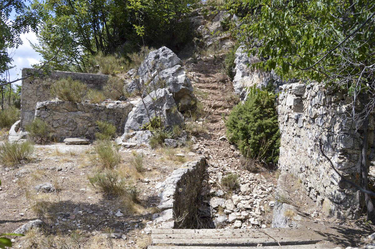 Ligne Maginot - Baisse de Scuvion 7 - A gauche citernes d’eau, à droite cuisine, devant tranchée, à l'arrière-plan escalier vers postes 3, 4, 5, 6