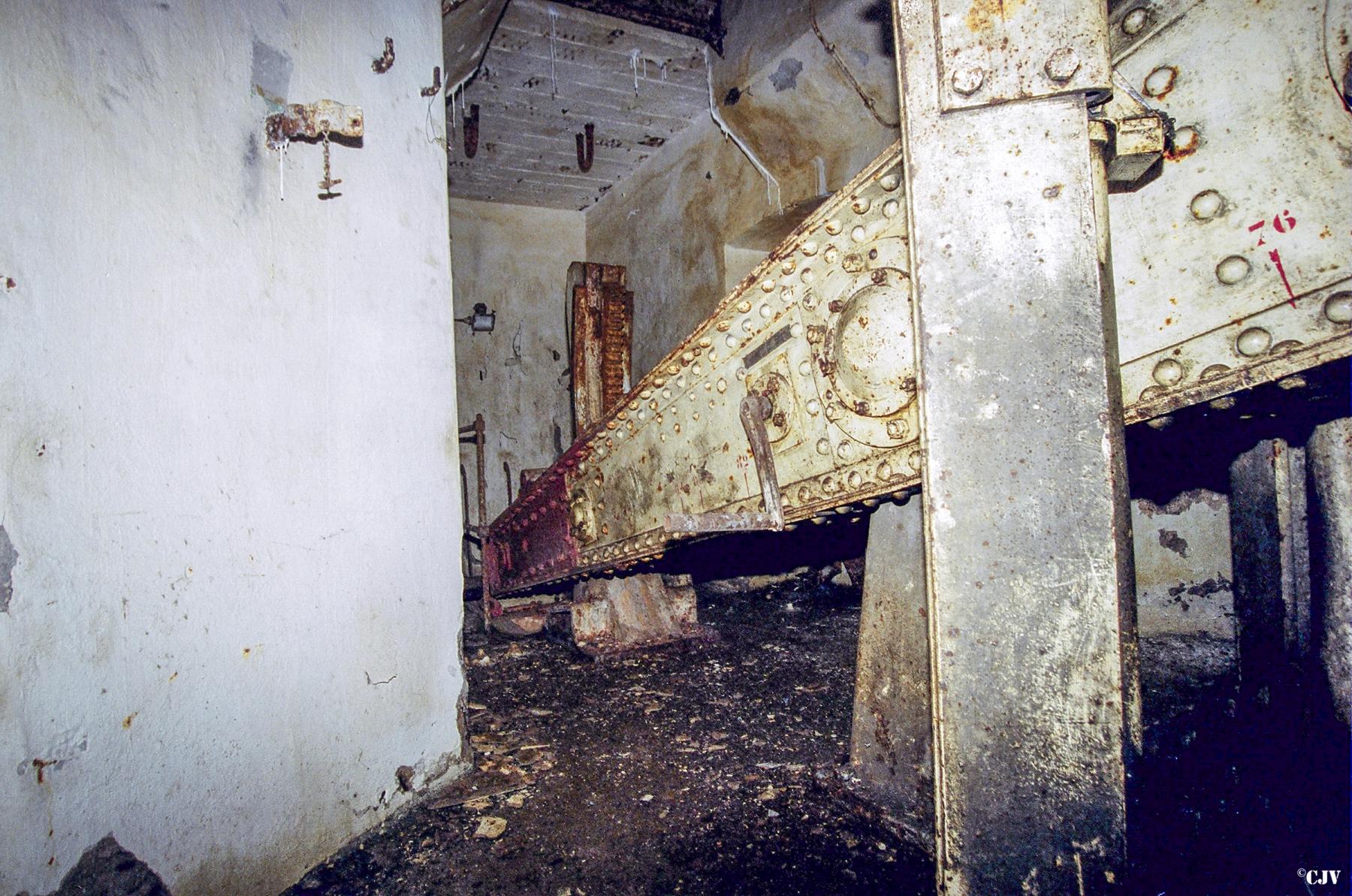 Ligne Maginot - BERENBACH - A26 - (Ouvrage d'infanterie) - Bloc 1
Les restes de la tourelle de mitrailleuses - Lia VERMEULEN