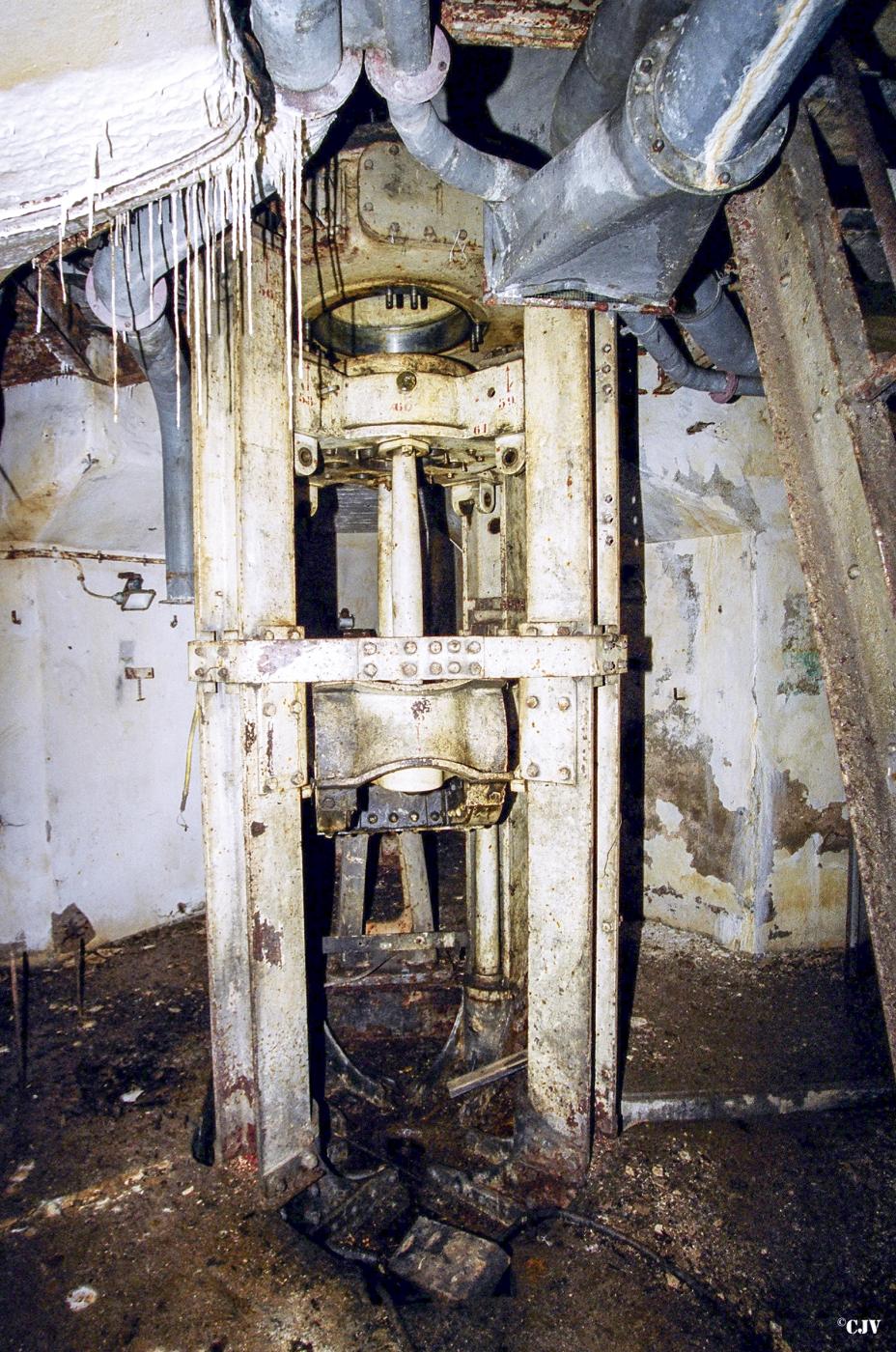 Ligne Maginot - BERENBACH - A26 - (Ouvrage d'infanterie) - Bloc 1
Les restes de la tourelle de mitrailleuses - Lia VERMEULEN