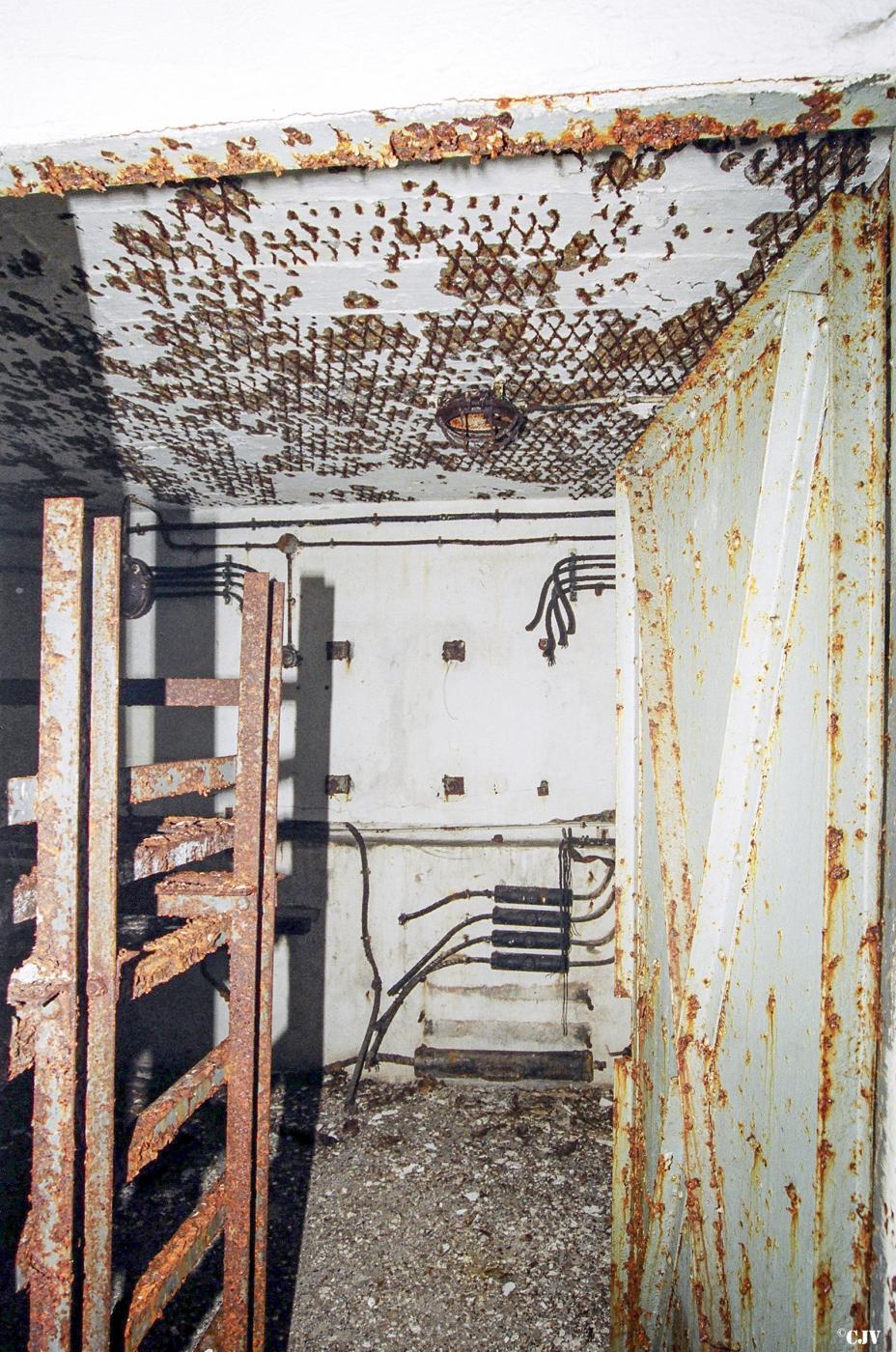 Ligne Maginot - BERENBACH - A26 - (Ouvrage d'infanterie) - Bloc 1
Chambre avec les restes du central - Lia VERMEULEN