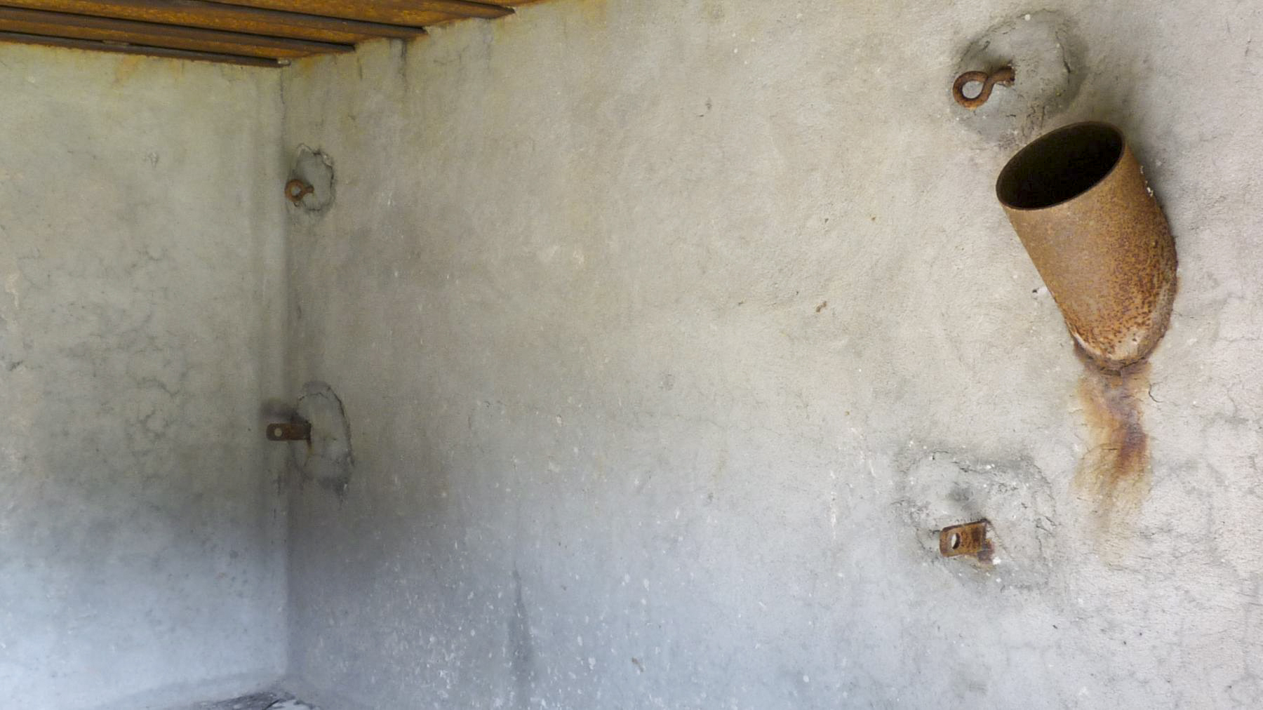Ligne Maginot - VEILLERBERG - (Blockhaus pour canon) - Détail des crochets pour les hamacs et de la goulotte à grenade