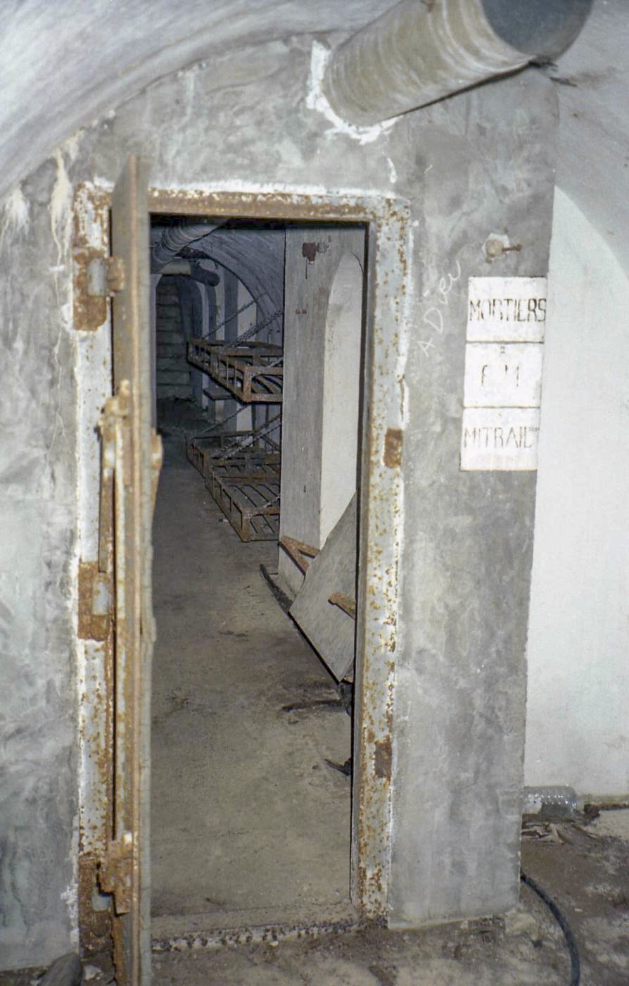 Ligne Maginot - CASTES RUINES (CR) - (Ouvrage d'infanterie) - Bloc 3
La porte vers le casernement intérieur - ELLENA Daniel - CUNY Philippe