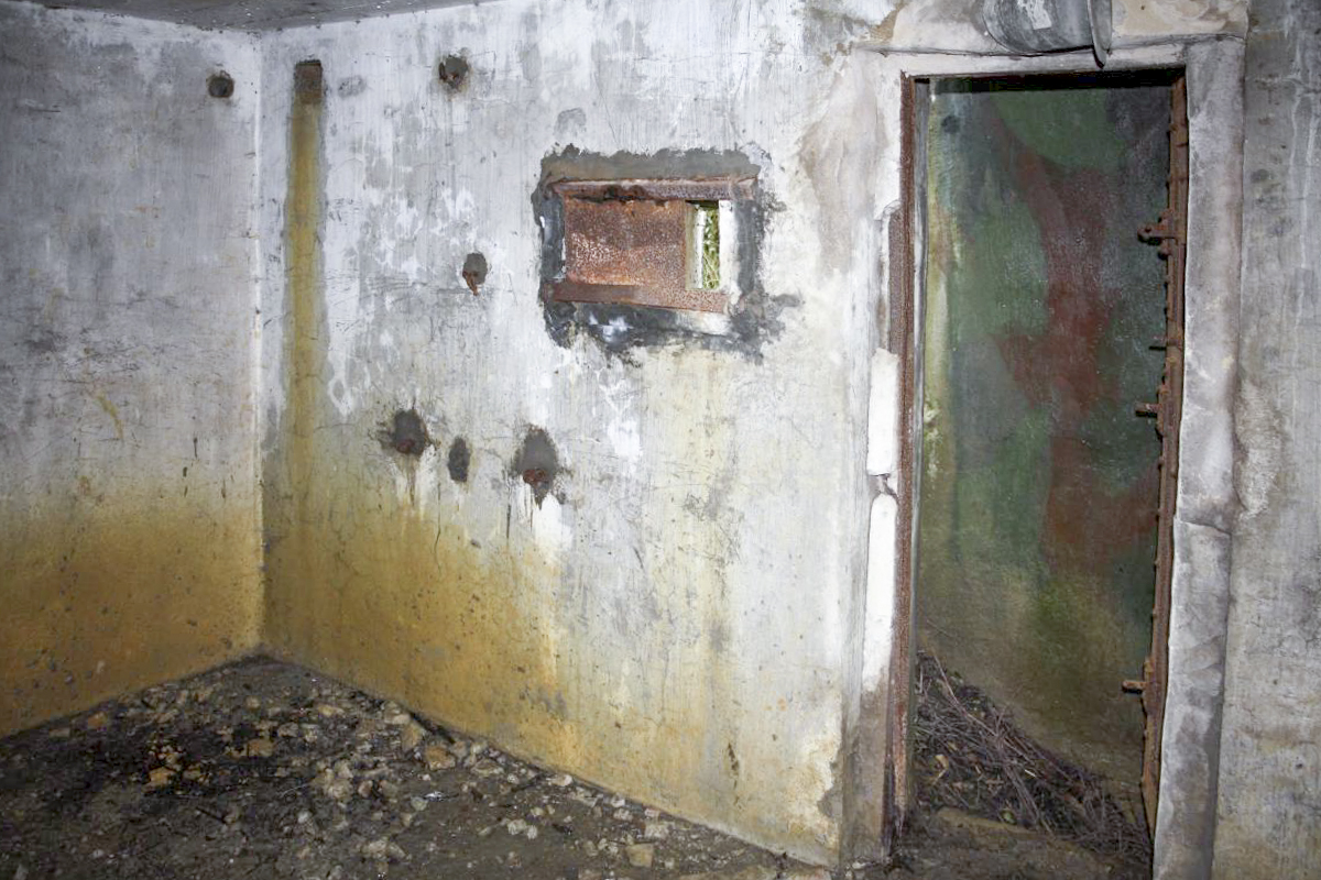 Ligne Maginot - BB2 - (Blockhaus pour canon) - Vue intérieure.
On voit encore des traces de camouflage dans l'entrée