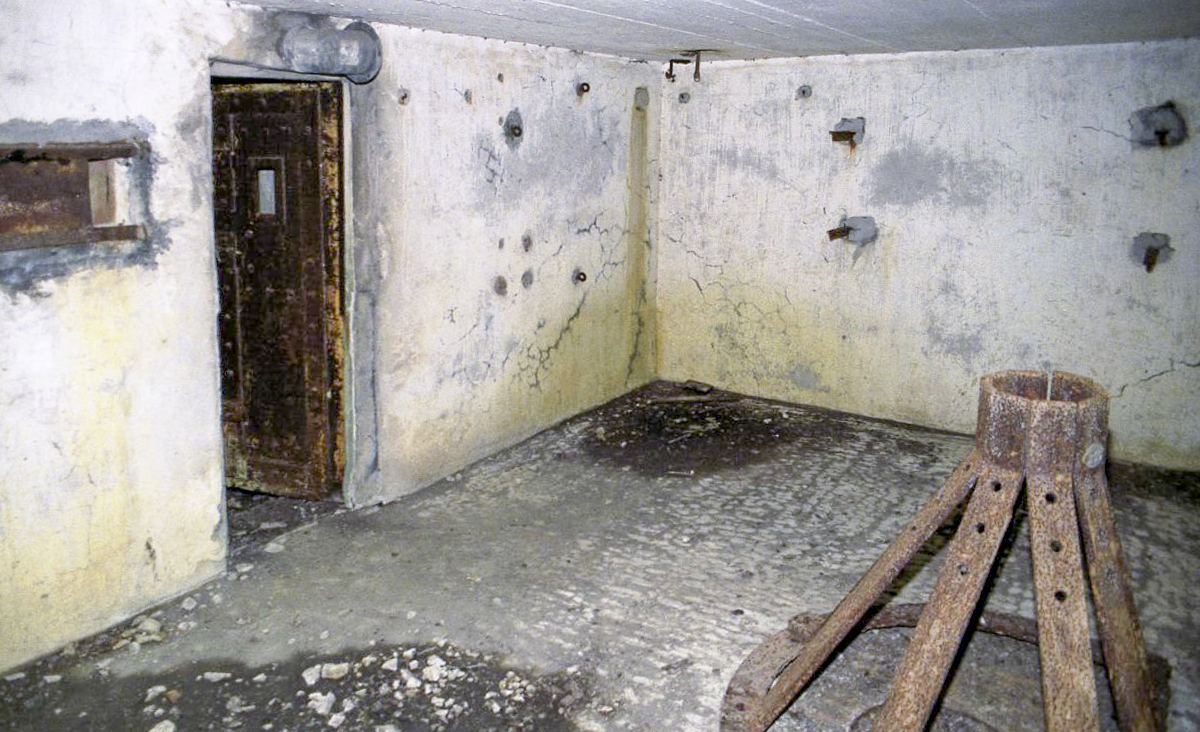 Ligne Maginot - BB2 - (Blockhaus pour canon) - Support du canon encore en place