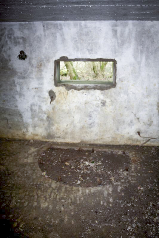 Ligne Maginot - BB2 - (Blockhaus pour canon) - Créneau du canon, avec embase au sol de l’affût