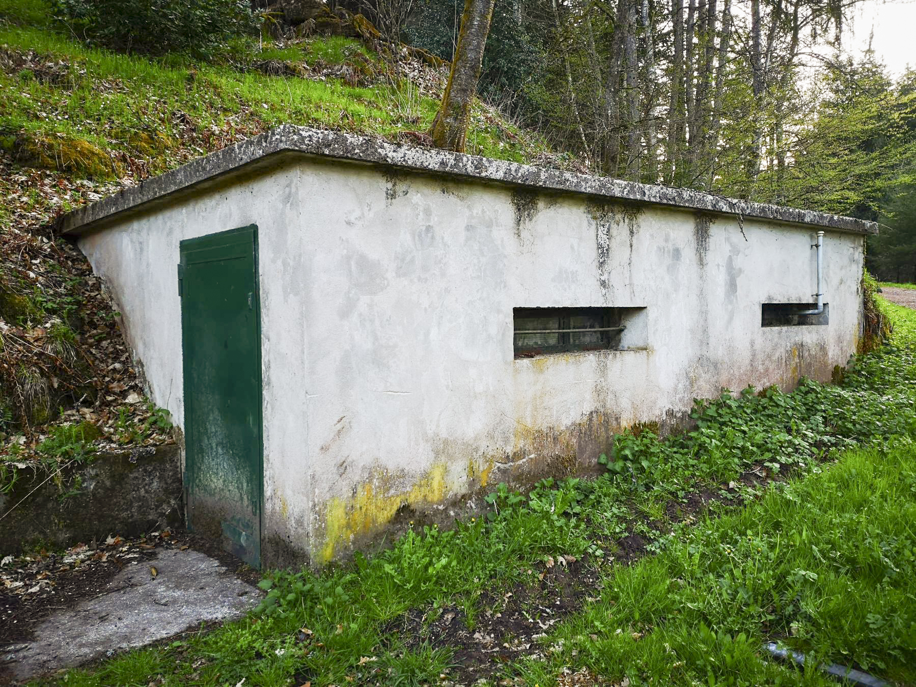 Ligne Maginot - STESCHBACH - (Blockhaus pour canon) - Le blockhaus du côté gauche, reconverti en garage / hangar de stockage - DK_Antoine4