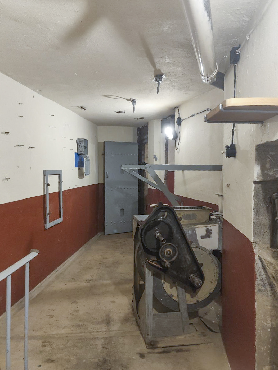 Ligne Maginot - BOIS DE KANFEN OUEST - C42 - (Casemate d'infanterie - Simple) - Couloir principal : remontage en cours du central téléphonique à gauche et du système de ventilation à droite. - Rominoutche