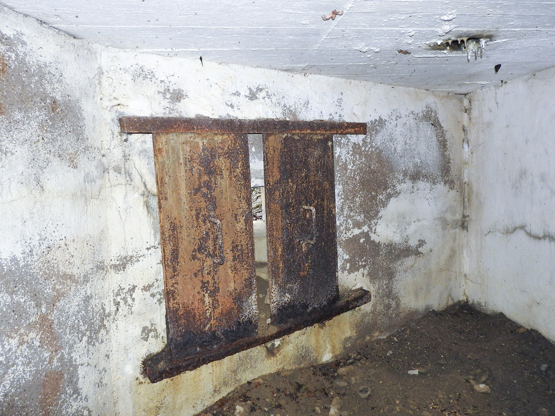 Ligne Maginot - AB16 - (Blockhaus pour canon) - Les volets de protection du créneau mitrailleuse.