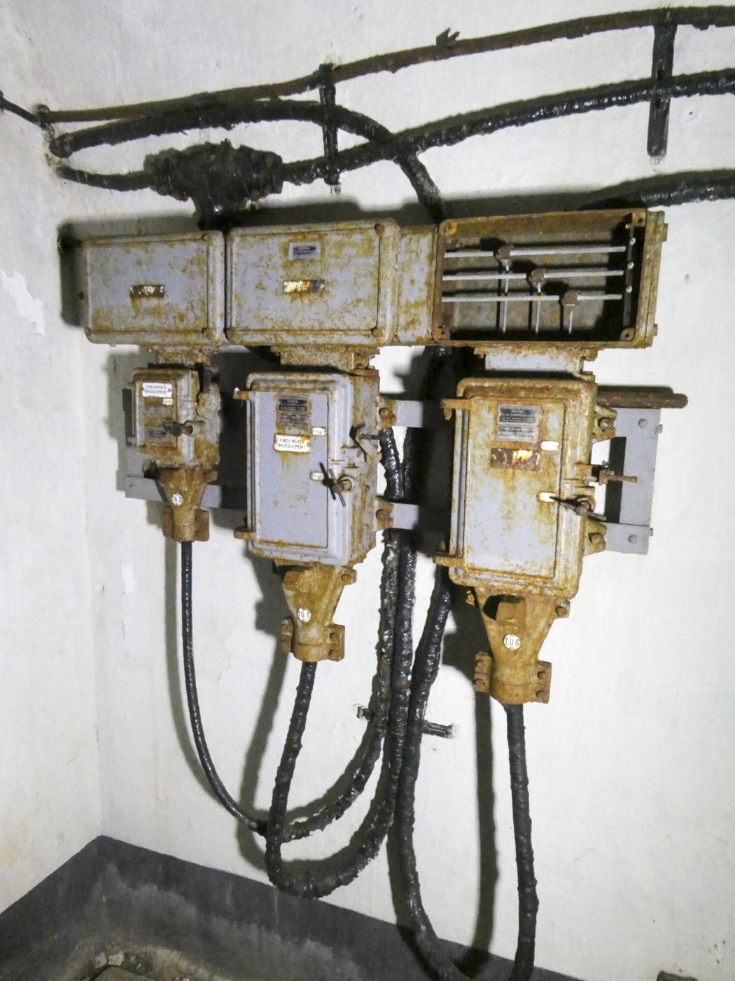 Ligne Maginot - CASTILLON (CN) - EO8 - (Ouvrage d'artillerie) - Bloc 5
Alimentation électrique - ELLENA Daniel - CUNY Philippe