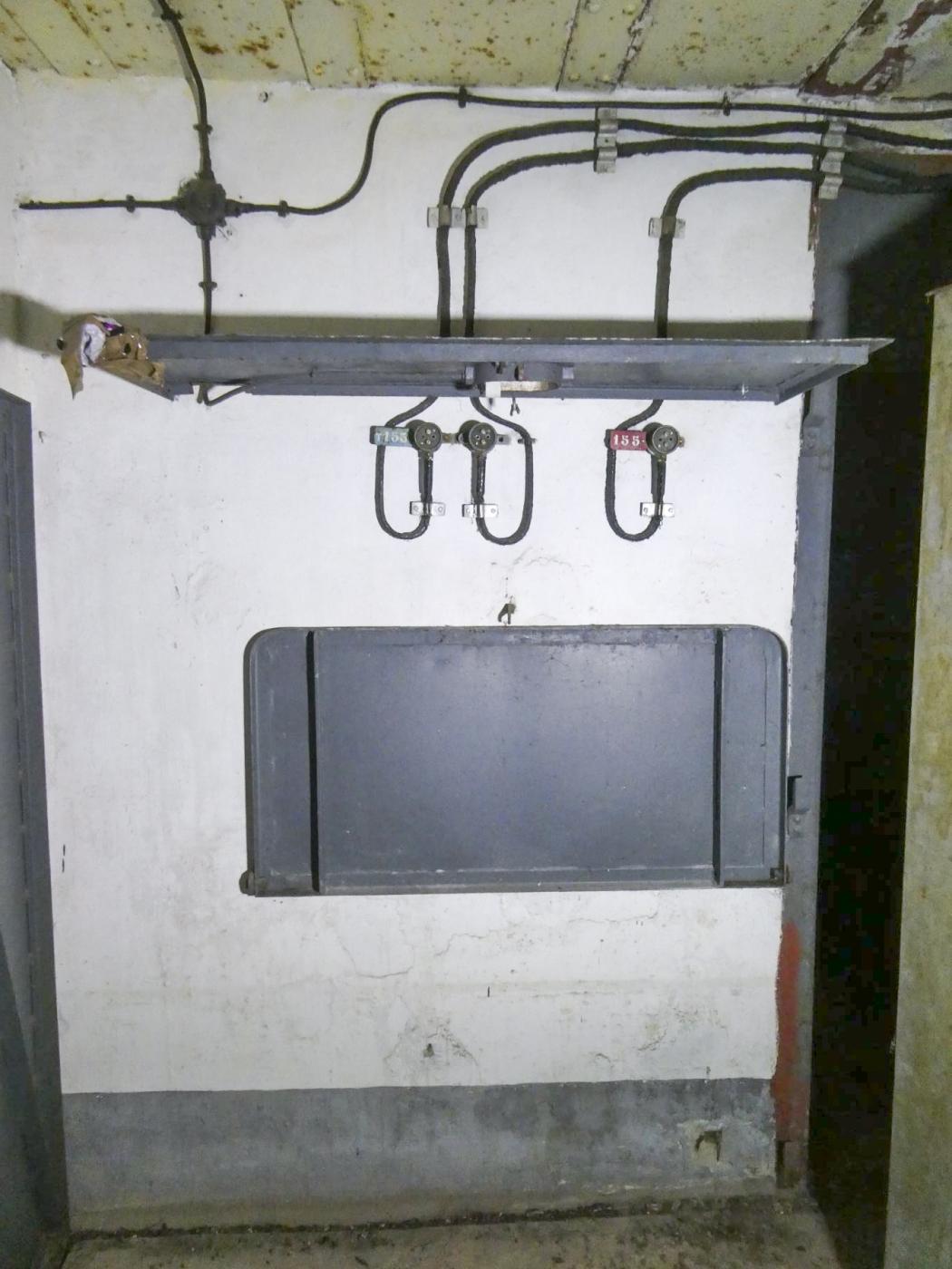 Ligne Maginot - CASTILLON (CN) - EO8 - (Ouvrage d'artillerie) - Bloc 5
Emplacement téléphonique - ELLENA Daniel - CUNY Philippe