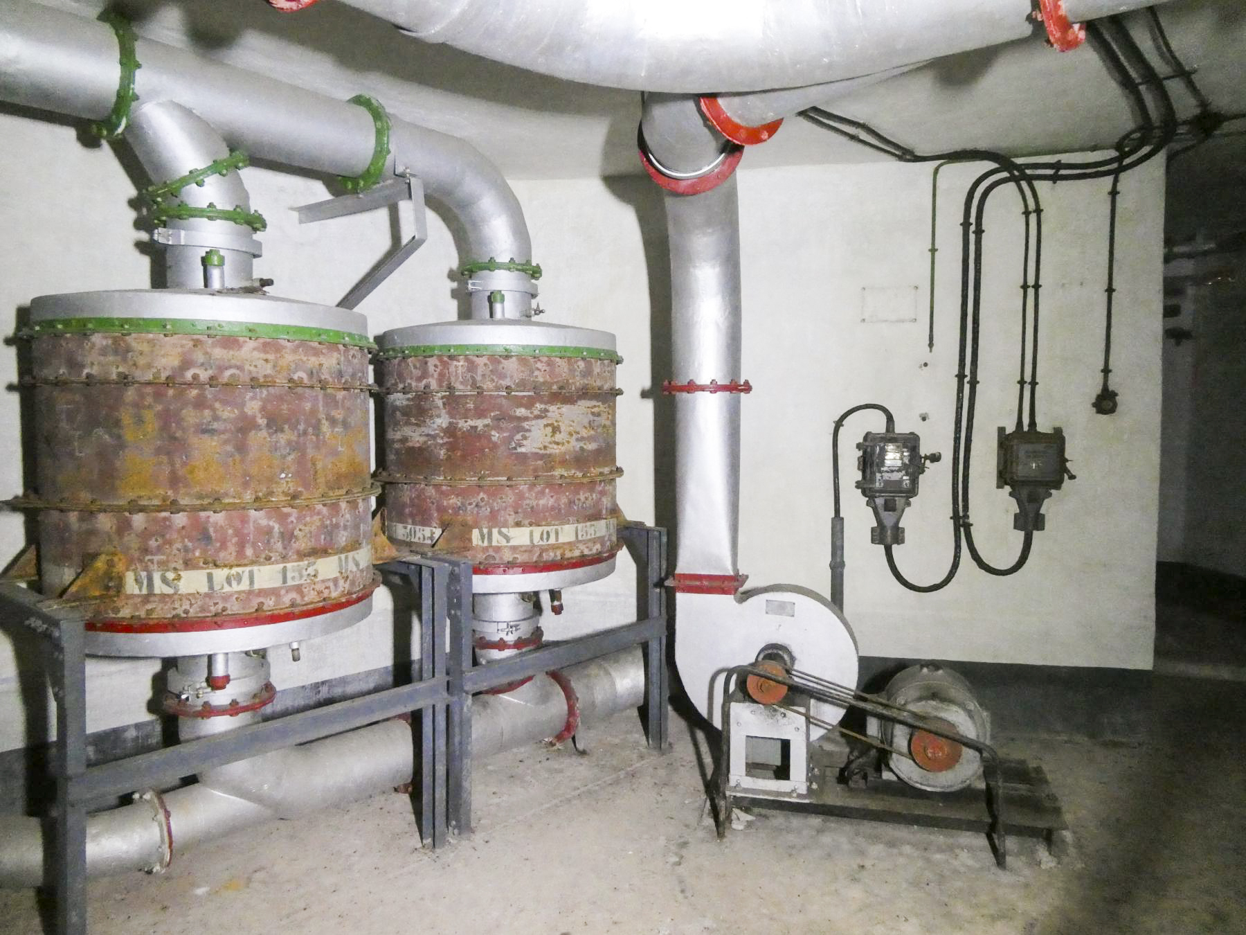 Ligne Maginot - CASTILLON (CN) - EO8 - (Ouvrage d'artillerie) - Bloc 5
Filtration de l'air - ELLENA Daniel - CUNY Philippe