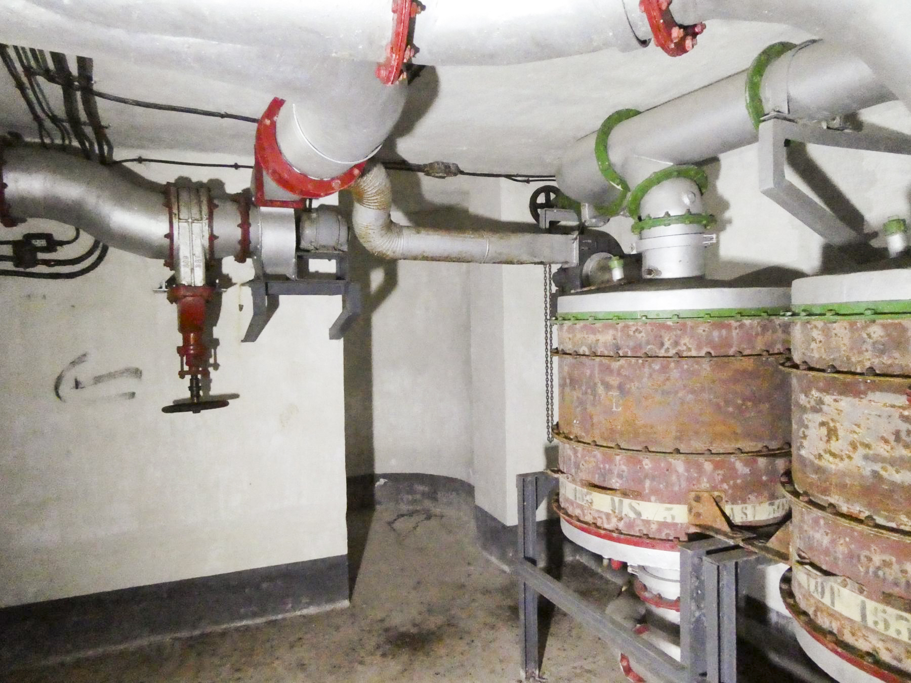 Ligne Maginot - CASTILLON (CN) - EO8 - (Ouvrage d'artillerie) - Bloc 5
Filtration de l'air - ELLENA Daniel - CUNY Philippe