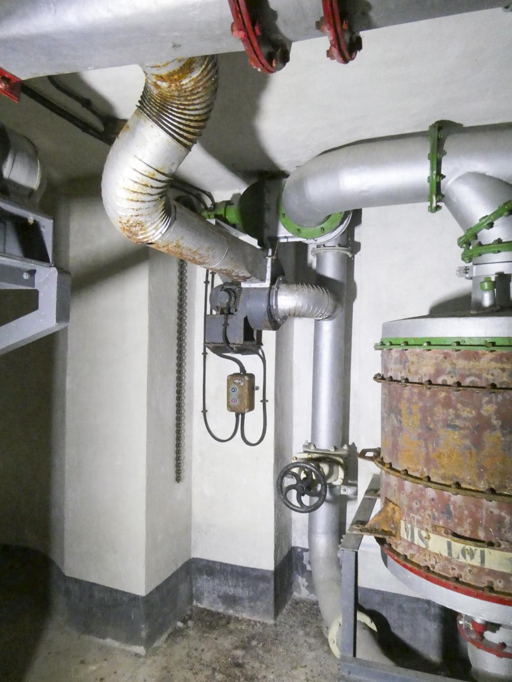 Ligne Maginot - CASTILLON (CN) - EO8 - (Ouvrage d'artillerie) - Bloc 5
Filtration de l'air - ELLENA Daniel - CUNY Philippe