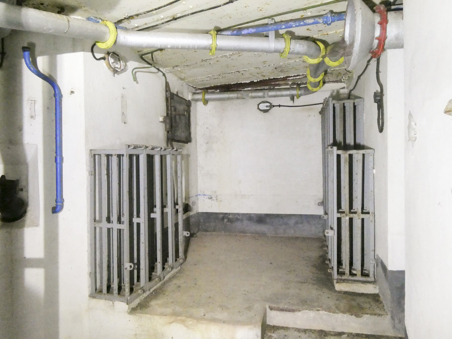 Ligne Maginot - CASTILLON (CN) - EO8 - (Ouvrage d'artillerie) - Bloc 5
Rangement à munitions et créneau JM - ELLENA Daniel - CUNY Philippe