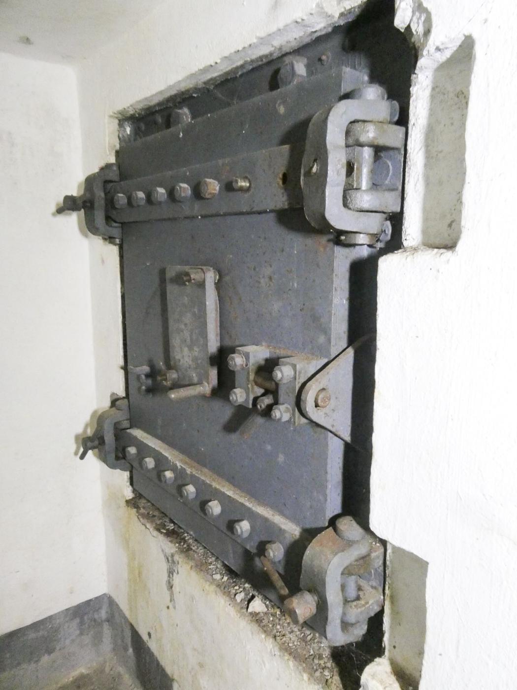 Ligne Maginot - CASTILLON (CN) - EO8 - (Ouvrage d'artillerie) - Bloc 6
Issue de secours - ELLENA Daniel - CUNY Philippe