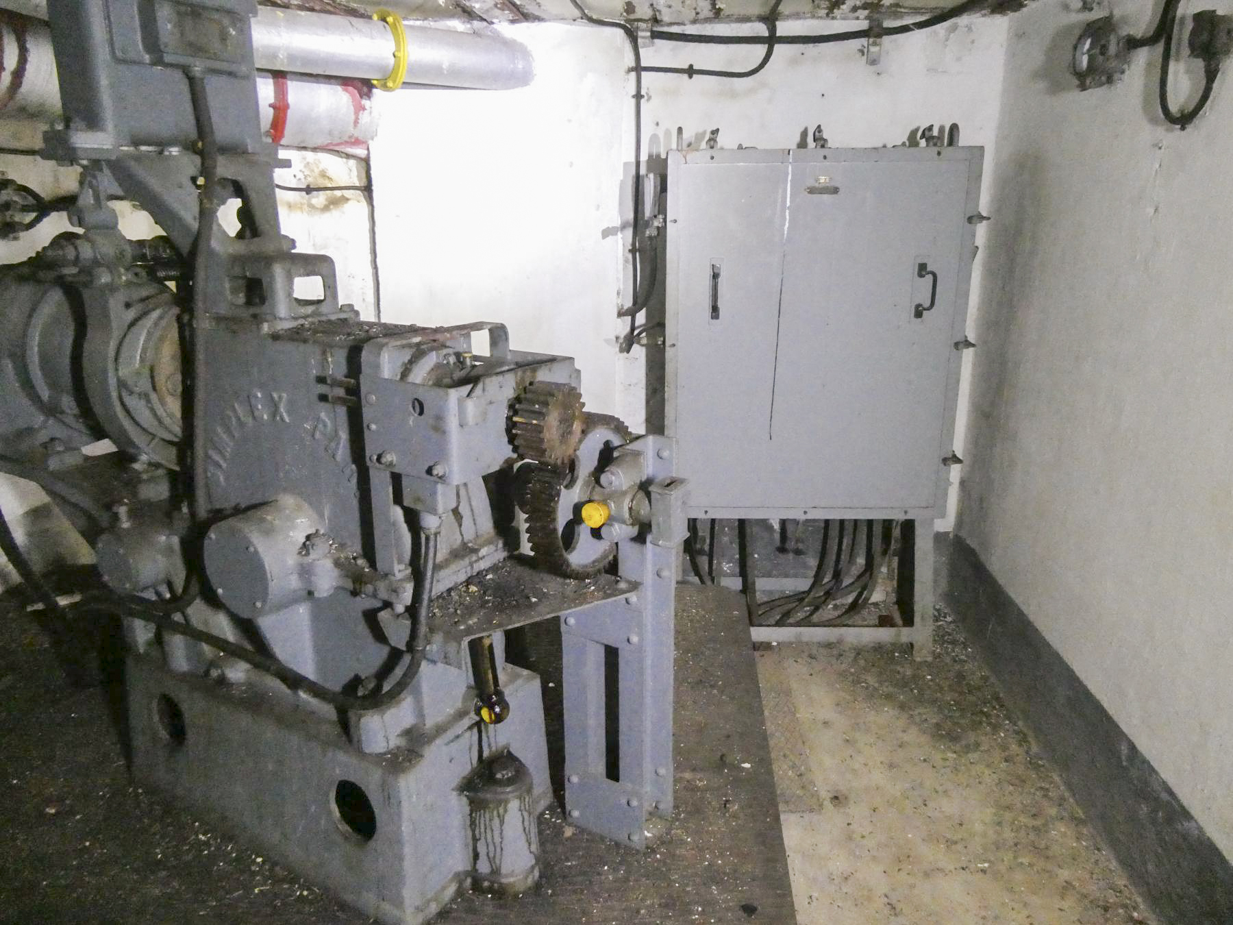 Ligne Maginot - CASTILLON (CN) - EO8 - (Ouvrage d'artillerie) - Bloc 6
Moteur du monte-charge - ELLENA Daniel - CUNY Philippe