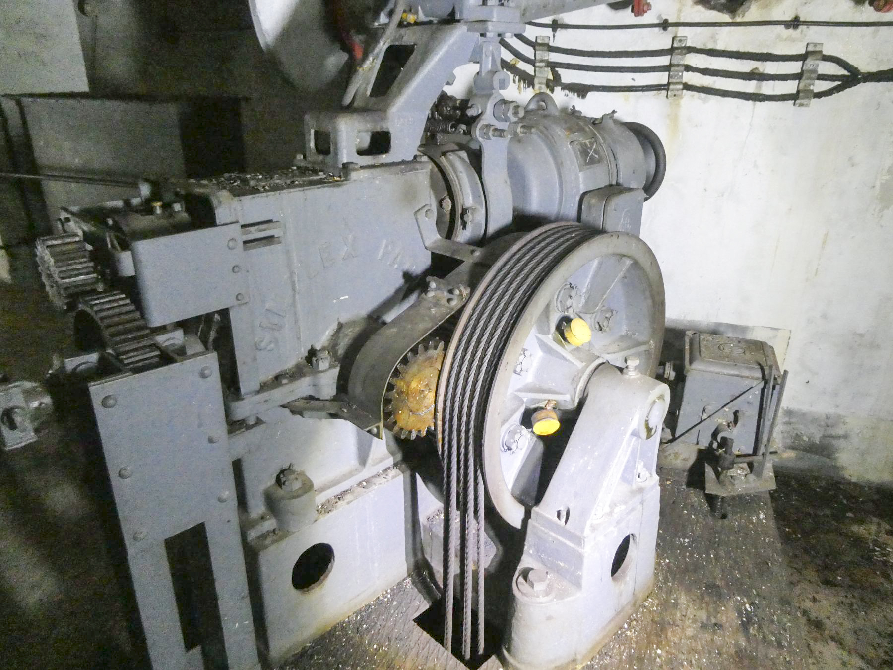 Ligne Maginot - CASTILLON (CN) - EO8 - (Ouvrage d'artillerie) - Bloc 6
Moteur du monte-charge - ELLENA Daniel - CUNY Philippe