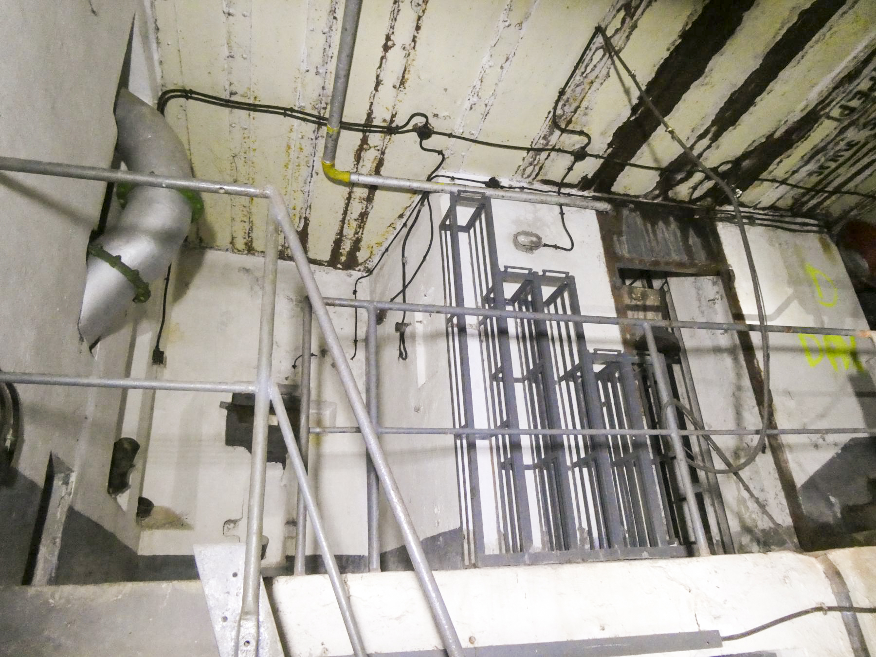 Ligne Maginot - CASTILLON (CN) - EO8 - (Ouvrage d'artillerie) - Bloc 6
Créneau FM orienté vers l'entrée - ELLENA Daniel - CUNY Philippe