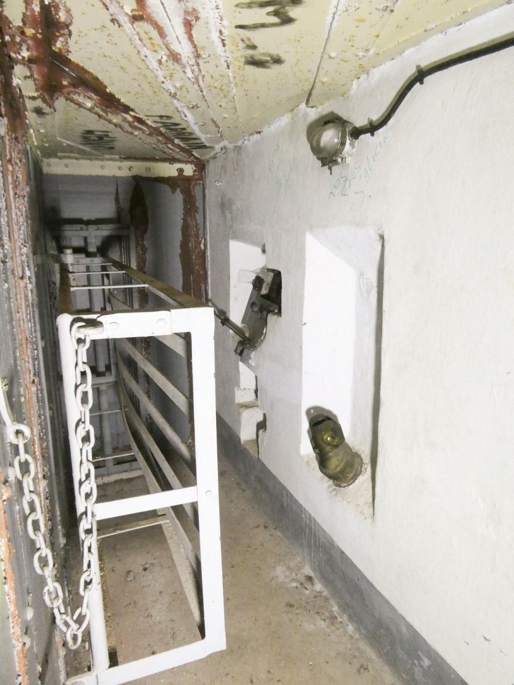 Ligne Maginot - CASTILLON (CN) - EO8 - (Ouvrage d'artillerie) - Bloc 6
Créneau FM orienté vers l'entrée - ELLENA Daniel - CUNY Philippe