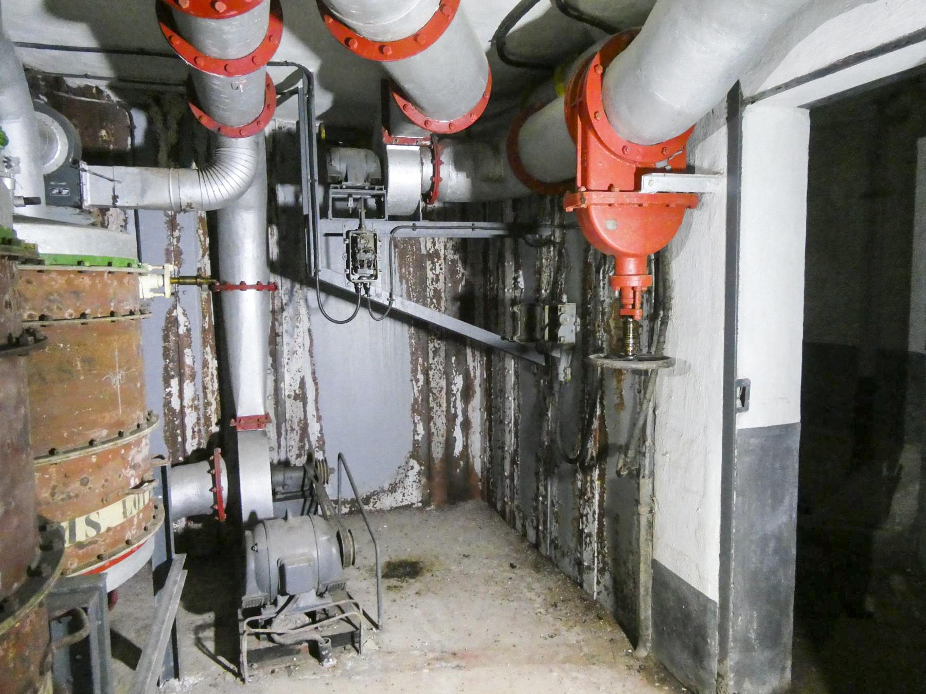 Ligne Maginot - CASTILLON (CN) - EO8 - (Ouvrage d'artillerie) - Bloc 4
Filtration de l'air - ELLENA Daniel - CUNY Philippe