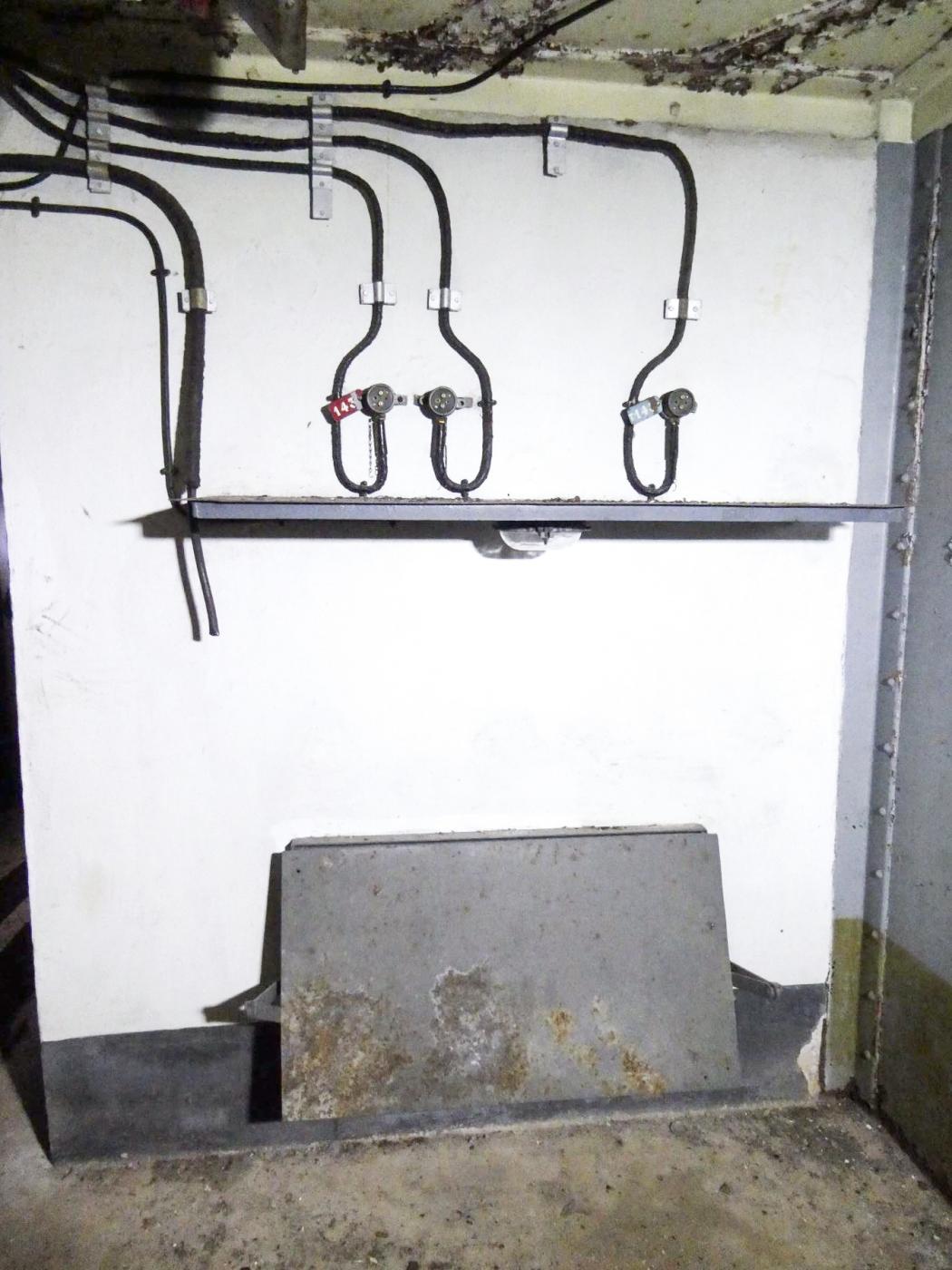 Ligne Maginot - CASTILLON (CN) - EO8 - (Ouvrage d'artillerie) - Bloc 4
Emplacement téléphonique - ELLENA Daniel - CUNY Philippe