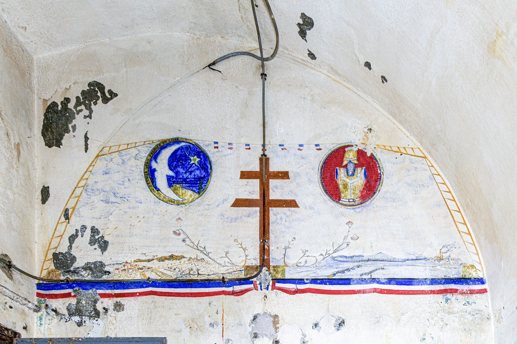 Ligne Maginot - SOETRICH - A11 - (Ouvrage d'artillerie) - Peinture murale du central téléphonique
A gauche l'insigne du 18° RG et à droite, celui du 2° RG - David Palmer