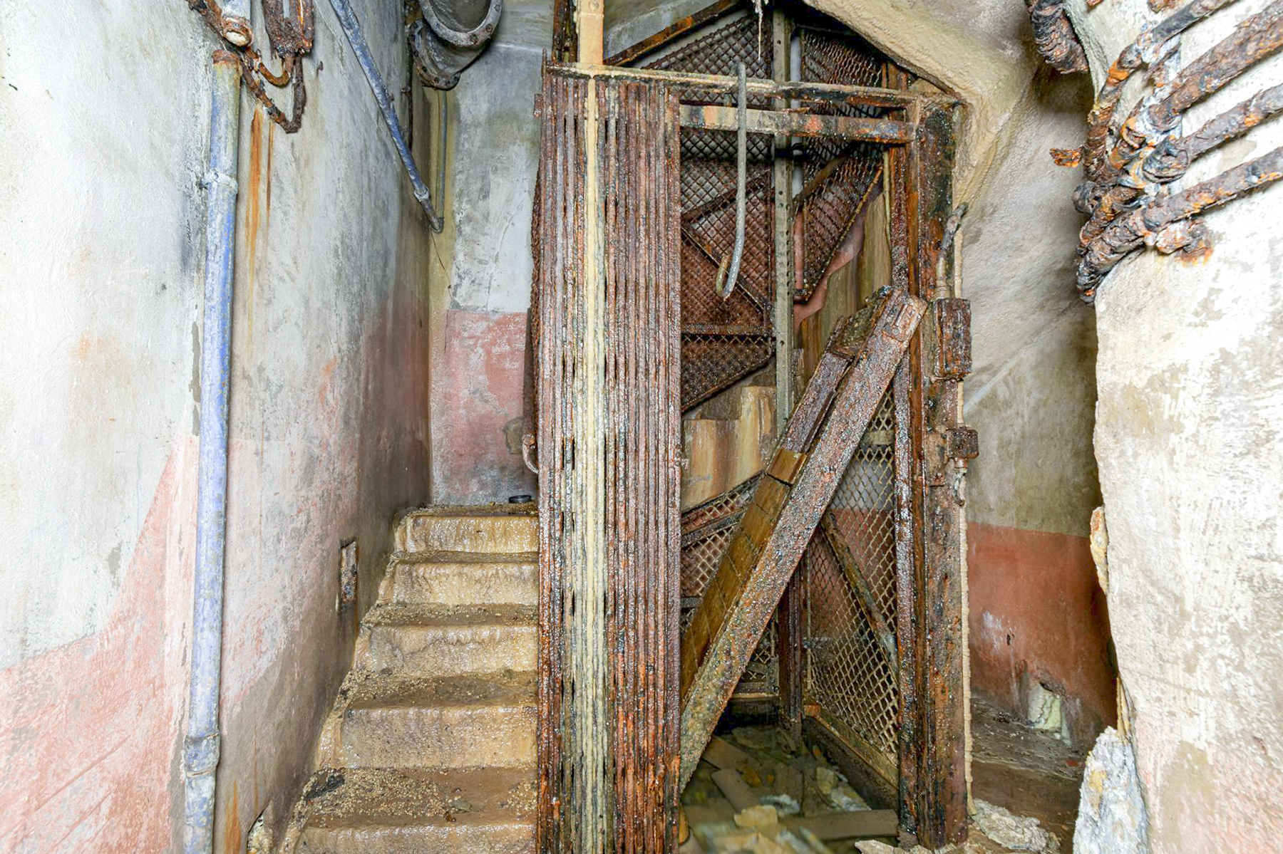 Ligne Maginot - BOVENBERG - A27 - (Ouvrage d'infanterie) - Bloc 6
Monte-charge et cage d'escalier - David Palmer